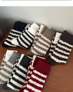 Vue à plat de chaussettes rayées en laine mélangée épaisse de couleurs variées