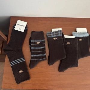 Fünf Paar braune Socken aus gekämmter Baumwolle mit eleganten Metall-Bogen-Dekoren