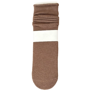 Dunkelbraune Baumwollstricksocken in mittlerer Länge mit weißem Papieretikett