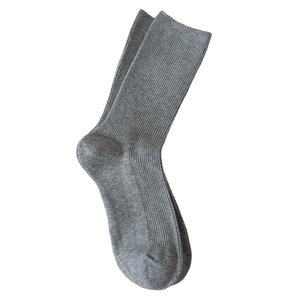 Chaussettes mi-hautes classiques grises à côtes pour femmes sur fond blanc de haute qualité