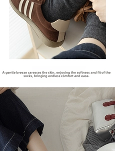 Détails du tricot de chaussettes en laine gris foncé portées avec des baskets en daim brun
