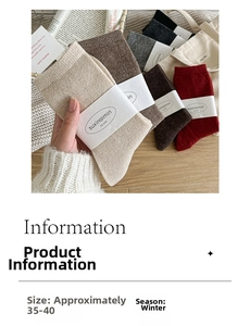 Gros plan de chaussettes en laine épaisse tricotée en plusieurs couleurs pour l'hiver