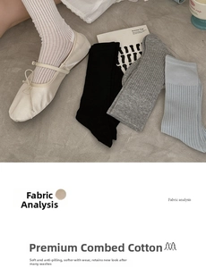Dettaglio di calze a coste in cotone pettinato bianco con scarpe Mary Jane beige
