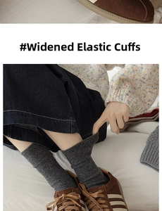 Détail de chaussettes grises en laine montrant le bord élastique large et la maille