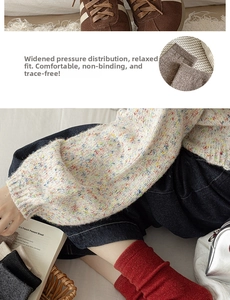 Détail de chaussettes en laine tricotées avec large bord côte pour un confort optimal