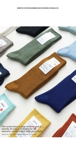 Primer plano de la textura acanalada y el algodón de estos calcetines de colores