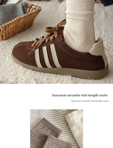 Détail macro de la texture côtelée et du tissu doux des chaussettes en laine
