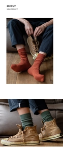 Primer plano de calcetines de algodón acanalados en rojo ladrillo y verde oscuro casual