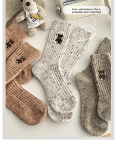 Détail de chaussettes d'hiver en laine avec broderie d'ours et texture en maille