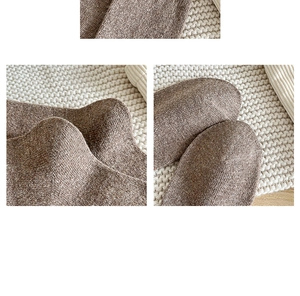 Détail de la texture tricotée de chaussettes en laine mélangée gris marron