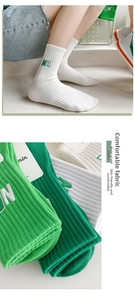 Détails de chaussettes en coton côtelé vert avec broderie NA et texture douce