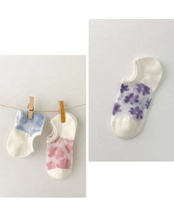 Dettaglio di calzini in mesh a fiori blu, rosa e viola con design invisibile a taglio basso