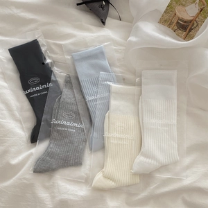 Set di cinque paia di calze a costine in misto cotone dai toni neutri e stile minimale