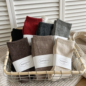 Lot de chaussettes mi-mollet en laine côtelée colorée dans un panier en fer décoratif