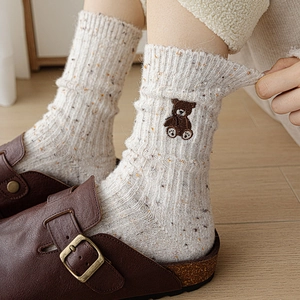 Chaussettes en laine à mi-mollet avec broderie ours et points colorés blanc cassé