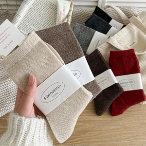 Chaussettes en laine à côtes verticales multicolores dans un style japonais chaleureux