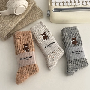 Trois paires de chaussettes en laine avec broderie ours en marron, beige et gris foncé hiver