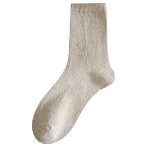 Chaussettes douces en laine mélangée à côtes verticales de couleur beige avoine