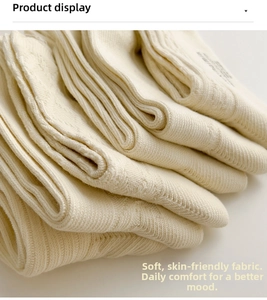 Dettaglio ravvicinato di calze in cotone beige a costine con morbida trama a righe verticali
