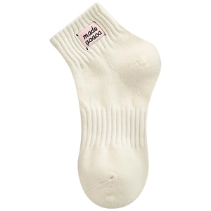 Calze di cotone a coste bianco sporco con toppa rosa e struttura in maglia fine