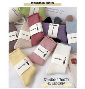 Flachbild von bunten dicken Baumwollsocken in Pastelltönen mit schöner Verpackung