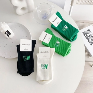 Lot de chaussettes en coton vert, noir et blanc avec broderie de lettres élégante