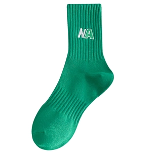 Chaussettes vertes en maille côtelée avec broderie NA pour un look sport chic