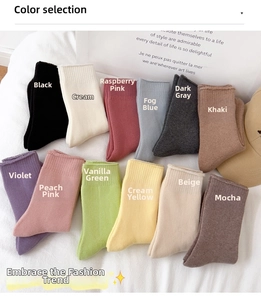 Flachbild-Ansicht warmer Thermosocken in zwölf Morandi-Farben mit geripptem Bündchen