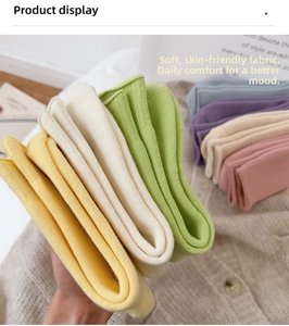 Detailansicht verschiedener Farben dicker Baumwollsocken mit hochwertiger Strickstruktur
