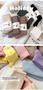 Detailansicht des verbreiterten elastischen Bundes an diesen warmen Baumwollsocken
