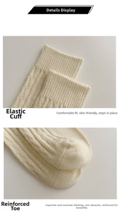 Dettaglio del polsino a coste elasticizzato e punta rinforzata su calze di cotone beige