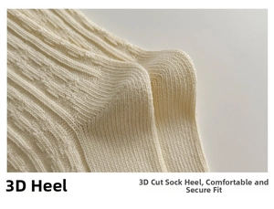 Dettaglio del tallone in maglia 3D di una calza di cotone beige a coste sottili