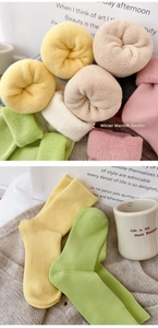 Detailansicht dicker Thermo-Frotteesocken mit Rippbündchen in warmen Pastellfarben
