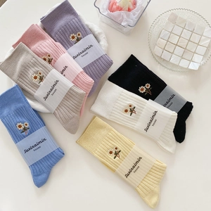 Set di calzini in cotone colorati con ricamo a margherita in sette colori vivaci
