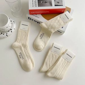 Set di calze a metà polpaccio in cotone pettinato color crema con vari motivi a treccia e rombi