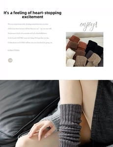 Gros plan détaillé de jambières en tricot gris épais montrant la texture de laine