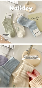 Détails de chaussettes en coton peigné côtelé avec broderie et revers larges souples