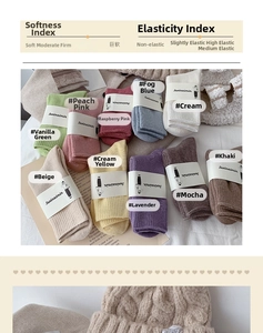 Flat lay di spesse calze invernali in maglia in dieci colori Morandi con toni pastello