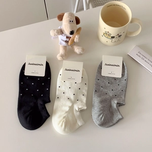 Tre paia di calzini bassi a pois in cotone pettinato nei colori nero, bianco e grigio