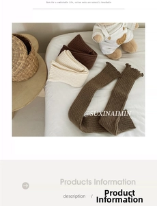 Détail de la maille des jambières beige et marron avec motifs de rayures verticales