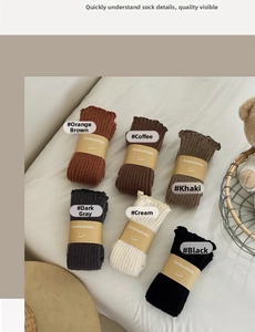 Détail de six jambières en tricot de couleurs unies avec une texture à rayures verticales