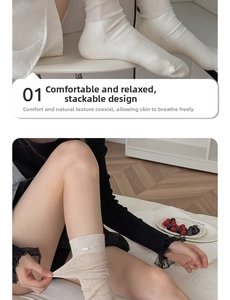 Gros plan détaillé de chaussettes en tricot côtelé avec logo métallique décoratif