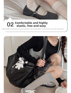Détail de chaussettes hautes style ballet avec boutons dorés et maille rayée