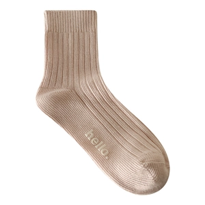 Chaussettes côtelées en coton beige pastel avec imprimé hello élégant sur le côté