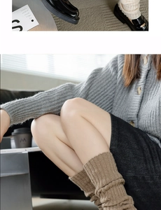 Détails du gilet en maille grise et des jambières marron de style japonais