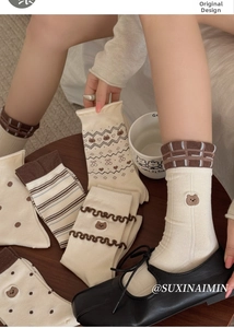 Gros plan de chaussettes rétro japonaises avec broderie ours et motifs à rayures