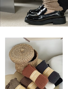 Détail de jambières en grosse maille multicolores avec texture côtelée et étiquettes