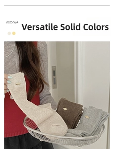 Détails de chaussettes en maille extensible aux tons neutres avec emblèmes en métal doré