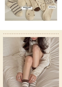 Détails de chaussettes mi-mollet rétro japonaises avec motifs cerises et pois crème et café