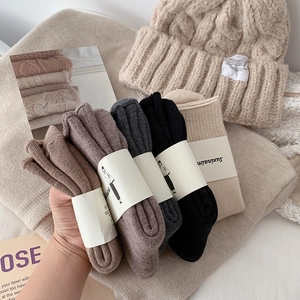 Calze spesse in maglia in toni della terra con trama a coste per l'inverno